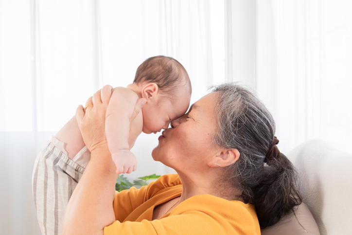 おばあちゃんがやってあげる（写真:iStock）