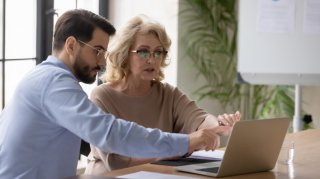 母のそばで…（写真:iStock）