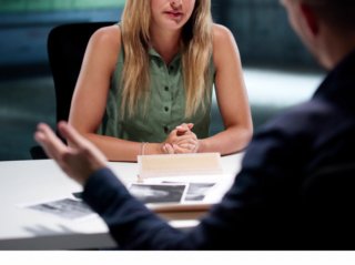 探偵が妻に事実を告げて（写真:iStock）