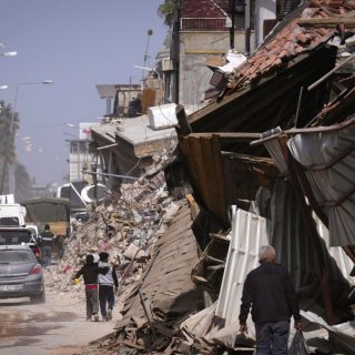 現地特派員が配置されていない国で世界規模の事件が起きたらどうするのですか？