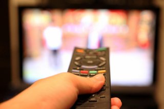 テレビに映る光景だけが…（写真:iStock）