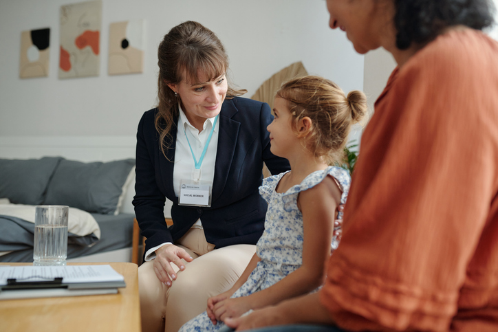 1人で抱え込まないで（写真:iStock）