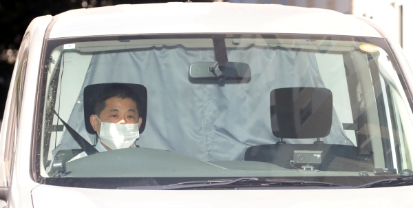 送検される草間容疑者（Ｃ）日刊ゲンダイ