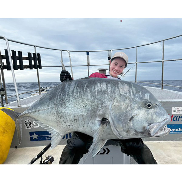 釣り上げたGTは圧巻の迫力（提供写真）