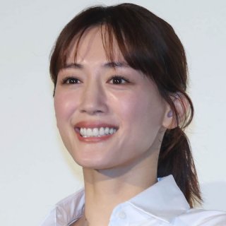 綾瀬はるか6年ぶり4回目「NHK紅白歌合戦」司会抜擢に潜む“強みとリスク”