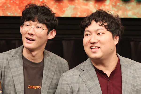 ロングコートダディの堂前透（左）と兎（Ｃ）日刊ゲンダイ