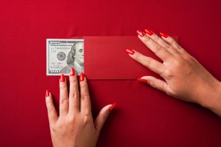 お金を貸す女性も（写真:iStock）