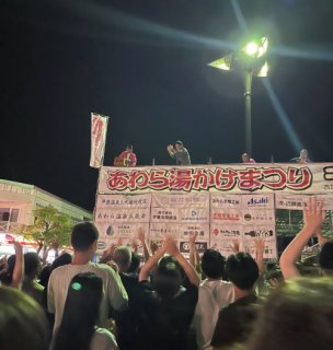 饅頭は意外とすごい勢いで飛んでくる。(写真:新井見枝香/無断転載禁止)