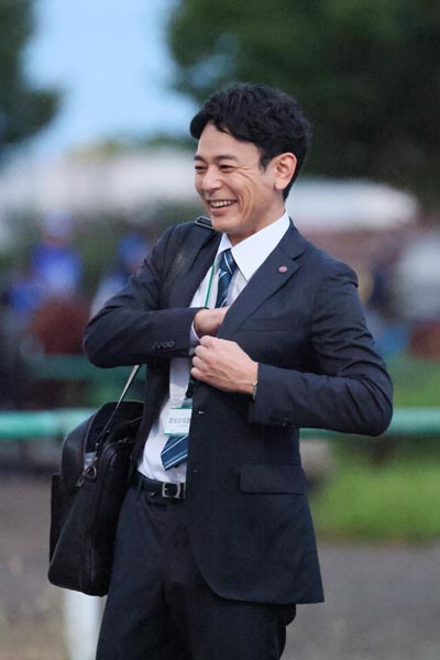 ドラマ「ザ・ロイヤルファミリー」撮影中の妻夫木聡=美浦トレセン(C)日刊ゲンダイ