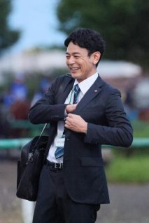 ドラマ「ザ・ロイヤルファミリー」撮影中の妻夫木聡=美浦トレセン(C)日刊ゲンダイ