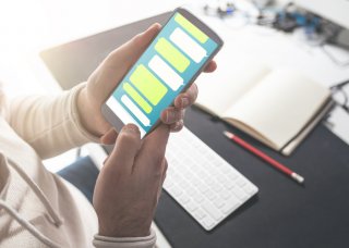 LINEで育つ恋心(写真:iStock)