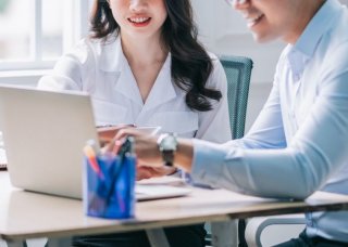 「バーに行こうよ」副業ブームの裏で増える“別の目的”。仕事紹介のはずがプロポーズ…看護師が見た下心