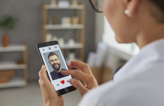 「絶対内緒にして」結婚目前、彼への信頼がたった一言で崩壊…。私たちの“出会い”はそんなに恥ずかしい?