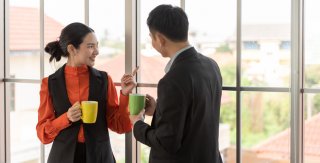 マグカップ、色違いじゃない？（写真:iStock）