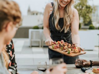 明るく声をかけてきて（写真:iStock）