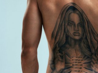 背中にタトゥーが（写真:iStock）