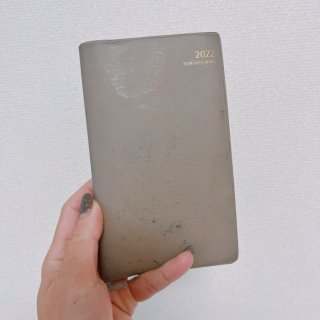 財布を忘れた時のための千円札も挟んでいる。（写真:新井見枝香／無断転載禁止）