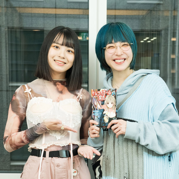 オカルト研究家・角由紀子氏（右）とエモホラーの旗手・文野紋氏（提供写真）