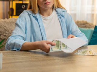 「夫の節約は間違ってる!」“おつとめ品”は買いたくない39歳パート妻の不満。働いているのは何のため?