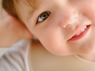 義母にも実母にも笑顔を（写真:iStock）