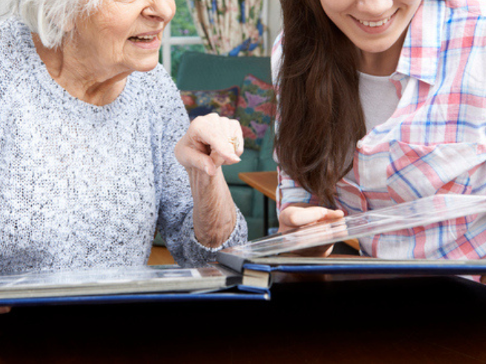 義妹の娘の写真を延々と（写真:iStock）