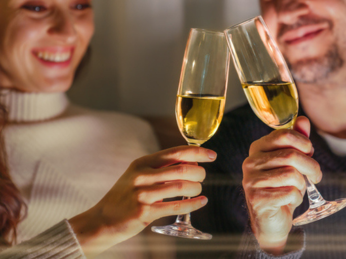 シャンパンのおすそ分けがきっかけに（写真:iStock）