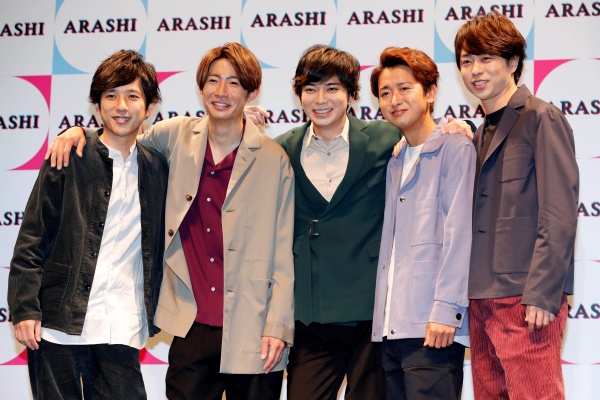 活動休止会見時の嵐の５人（Ｃ）日刊ゲンダイ