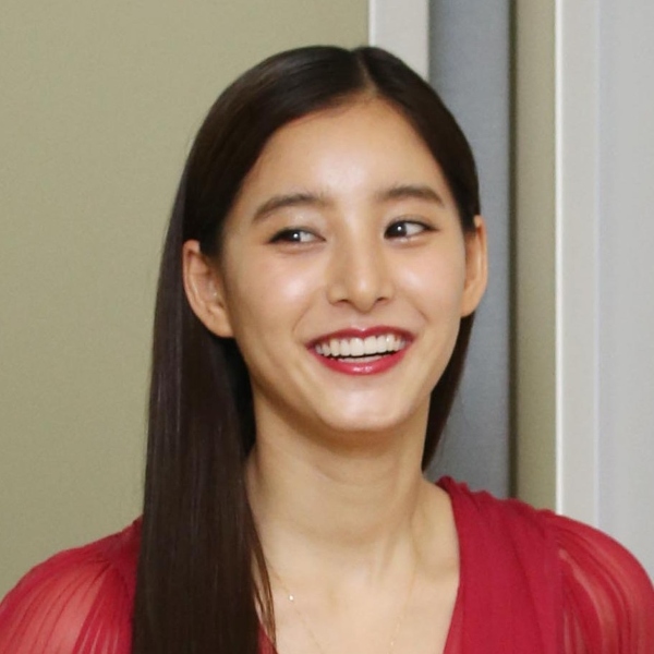 新木優子がダブル主演（Ｃ）日刊ゲンダイ