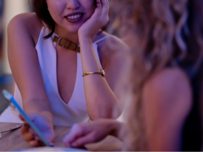 ねぇ、聞いた？（写真:iStock）