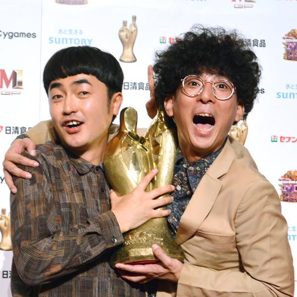 お笑いコンビ「たくろう」の赤木裕（左）ときむらバンド（Ｃ）日刊ゲンダイ