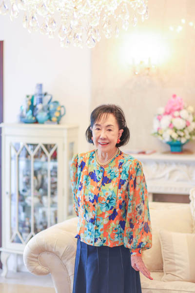 大理石の壁に囲まれ…（Ｃ）日刊ゲンダイ