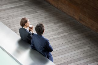 急接近していく二人（写真:iStock）