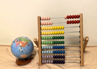 我が家の地球儀百玉そろばん（著者撮影／無断転載禁止）