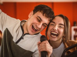 まだ恋できた！ 大人の「青春」エピソード５選。カラオケデート、プリ機で“あの頃”がよみがえる♡