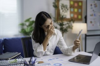 「スマホが見えない！」これって老眼？ 眼精疲労？ 30代で急増中の“若年老眼”の正体【医療従事者監修】